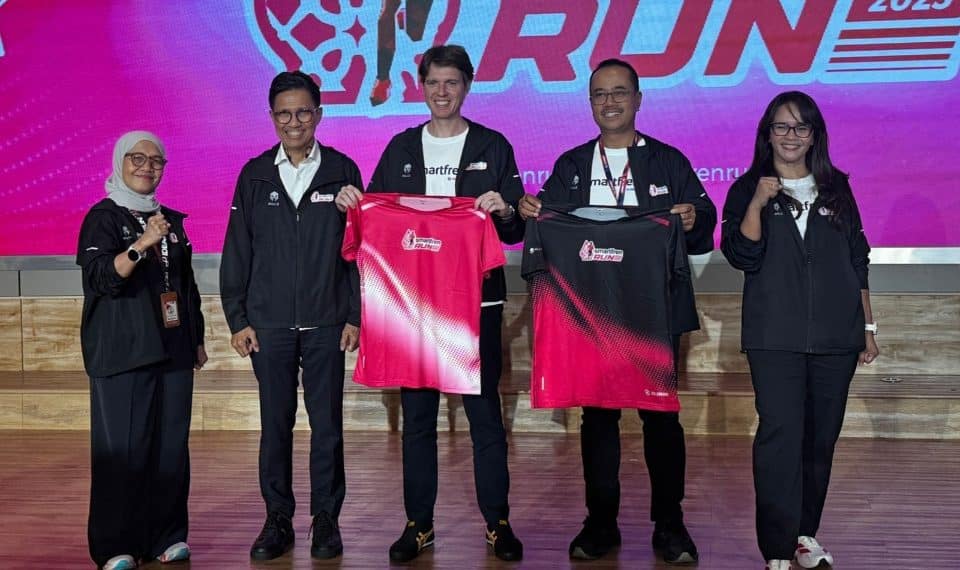 (Ki-ka) Race director Smartfren Run 2025 Safitra Aryana, Sekjen PB PASI Tigor M. Tanjung, Direktur & Chief Commercial Officer XLSMART David Arcelus, Chief Marketing Smartfren Officer Sukaca, Division Head Brand Communication Smartfren, Edtine Pamilien. (foto: ist)