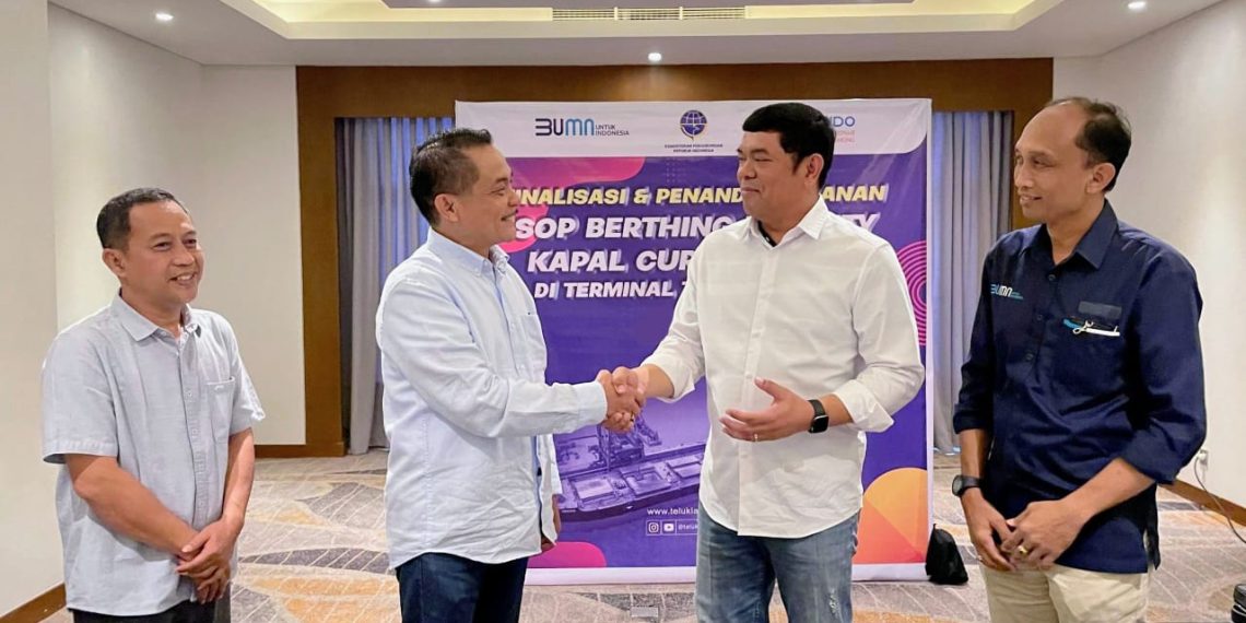 TTL Luncurkan System Berthing Priority untuk Inovasi Layanan 1 Penandatanganan SOP oleh Kepala KSOP Utama Tanjung Perak Agustinus Maun, Division Head Operasi Regional 3 Johanes Wahyu dan Dirut TTL David P. Sirait. (foto: ist)