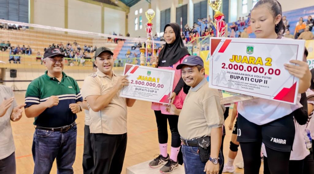Bupati Pasuruan HM Rusdi Sutejo, didampingi Kepala Dinas Pendidikan dan Kebudayaan Tri Agus Budiharto saat memberikan hadiah pemenang turnamen voly SMP Negeri Se-Kabupaten Pasuruan