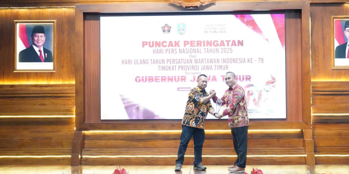 Bank Jatim saat raih penghargaan dari PWI