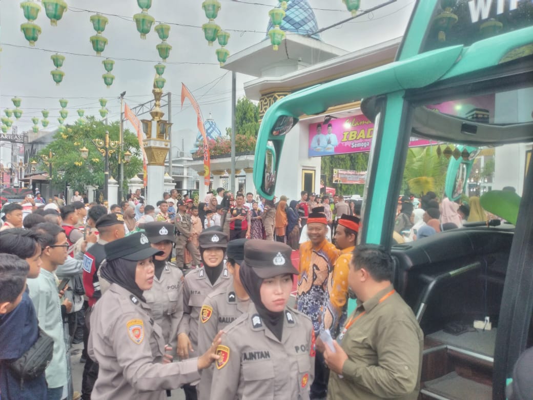 Polwan Sigap Membantu Calon Jamaah Haji Lansia 2