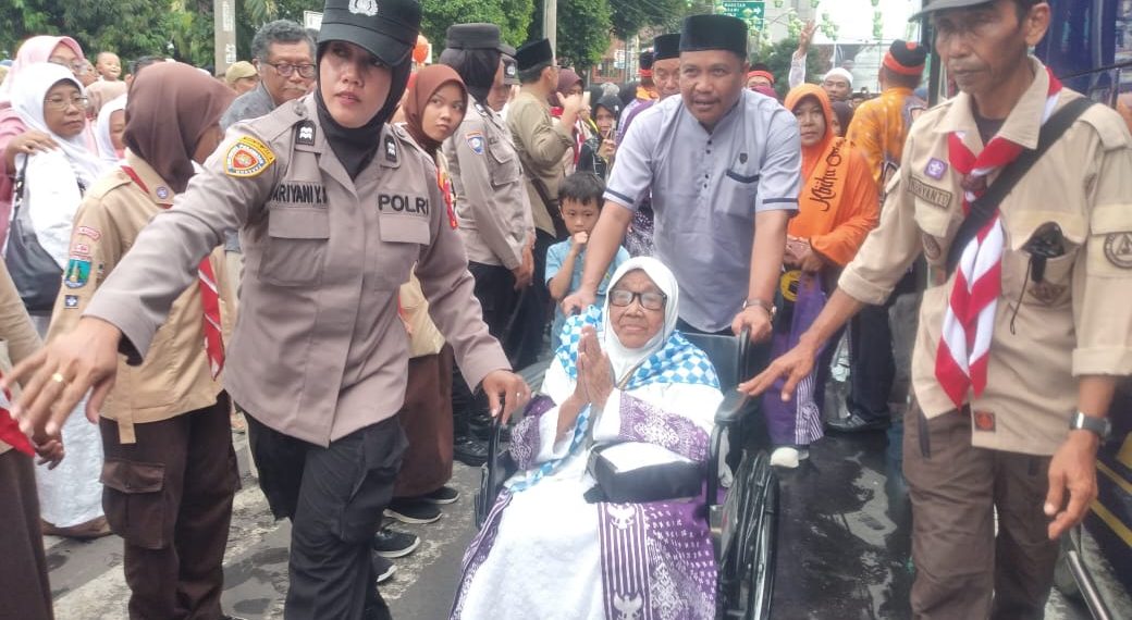 Polwan Sigap Membantu Calon Jamaah Haji Lansia
