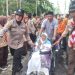 Polwan Sigap Membantu Calon Jamaah Haji Lansia