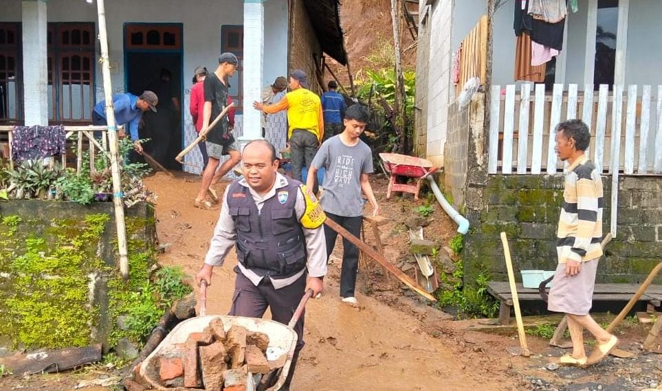 Sinergitas Polisi Bersama TNI dan BPBD Tangani Banjir dan Bersihkan Material Longsor di Kediri