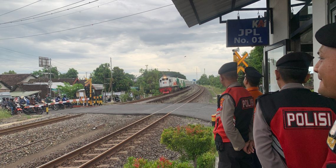 Polres Madiun Kota Gencarkan Patroli Perlintasan Kereta Api