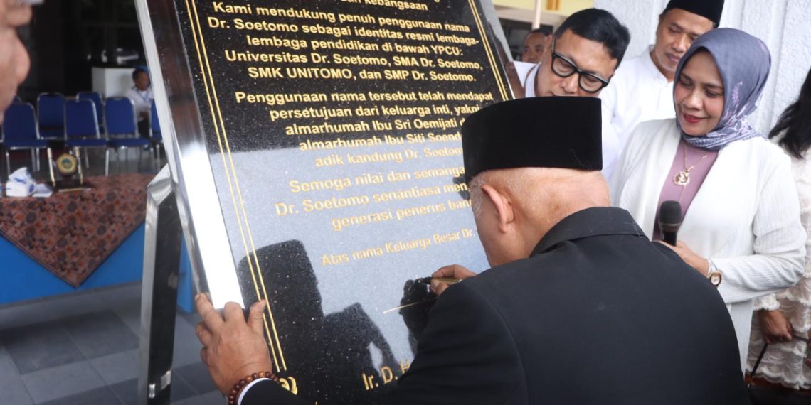 Awali Rangkaian Dies Natalies Ke-44, Unitomo Terima Maklumat Keluarga dr. Soetomo 1 Habimono Koesoebjono keponakan dr. Soetomo sekaligus perwakilan keluarga menandatangi Prasasti Maklumat. (foto: ist)