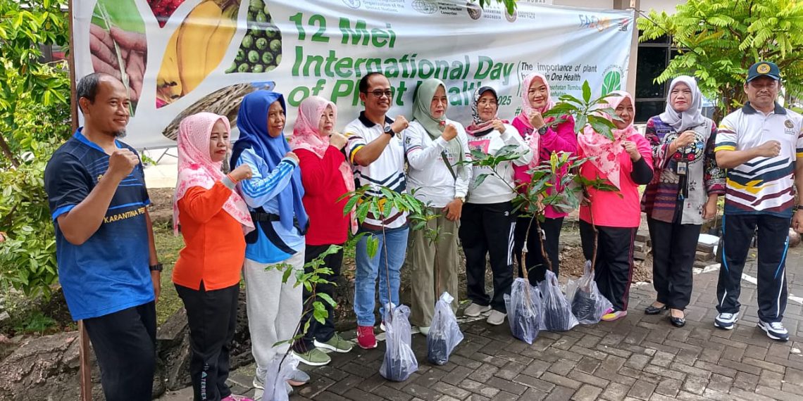Kepala Karantina Jatim, Hari Yuwono simbolis membagikan bibit mangga, klengkeng, matoa, nangka, sirsat, cabe, jambu air, dan tabebuya ke masyarakat sekitar kantor. (foto: hari/bidik.news)