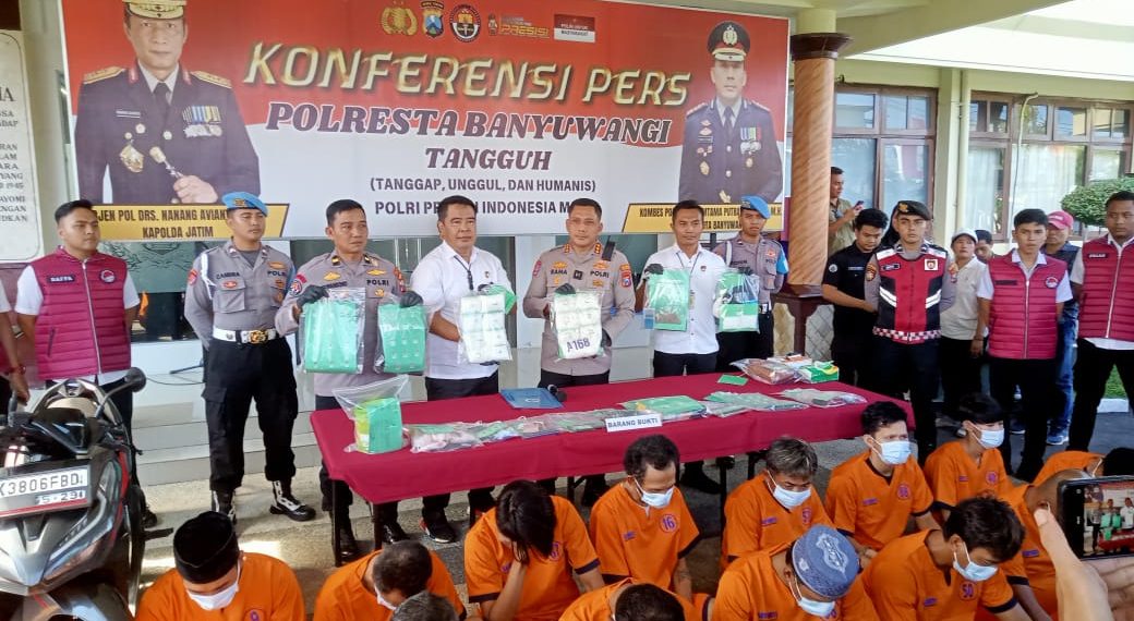 Kombes Pol Rama Samtama Putra menunjukkan barang bukti saat press conference di Mapolresta Banyuwangi