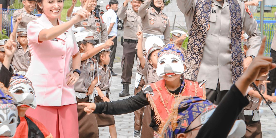 Kapolres dan Ketua YKB Ngawi Kunjungi TK Kemala Bhayangkari 57 Sine