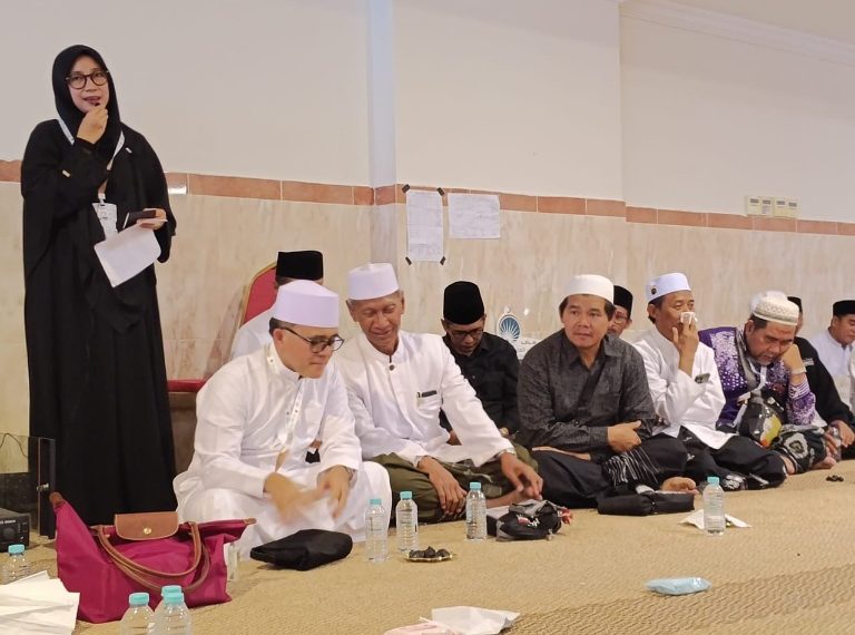 Bupati Ipuk saat menyapa jamaah haji Banyuwangi di Tanah Suci