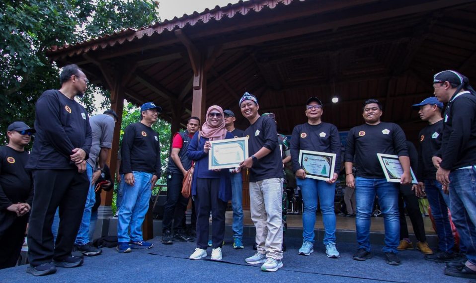 Freeport Indonesia Dukung Penuh Pelaksanaan Festival Nasi Krawu Vol.3 di Gresik 1 Perwakilan PT Freeport Indonesia saat menerima piagam penghargaan dari Komunitas Wartawan Gresik, Minggu (1/5/2025).