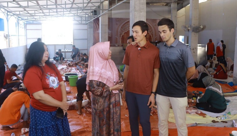 2 Mahasiswa Asal Amerika Ikut Bagikan Hewan Kurban di Unitomo