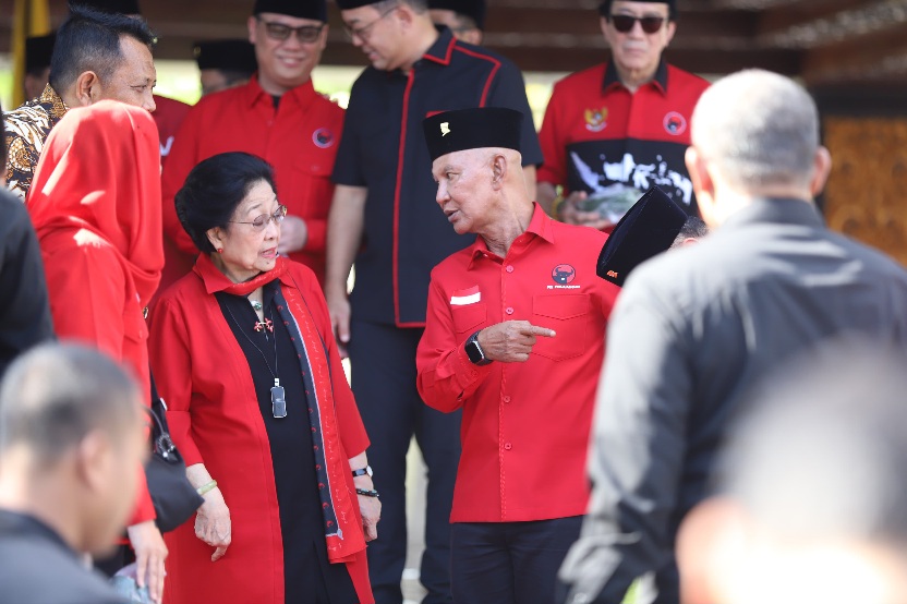 Ziarah ke Makam Bung Karno, Megawati juga Serahkan 2 Ekor Sapi Kurban ke Masjid di Blitar