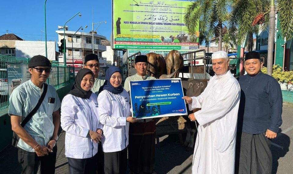 Pemimpin PNM Cabang Banyuwangi Sugiyati Nurul Handayani saat menyerahkan hewan kurban