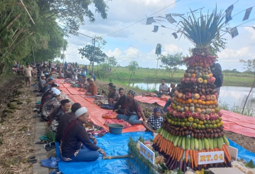 Warga Dusun Sekargeneng saat menggelar sedekah bumi