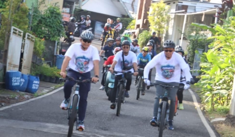 Kapolres Batu bersama Wali Kota Batu sedang Gowes bersama peserta.(Ist)