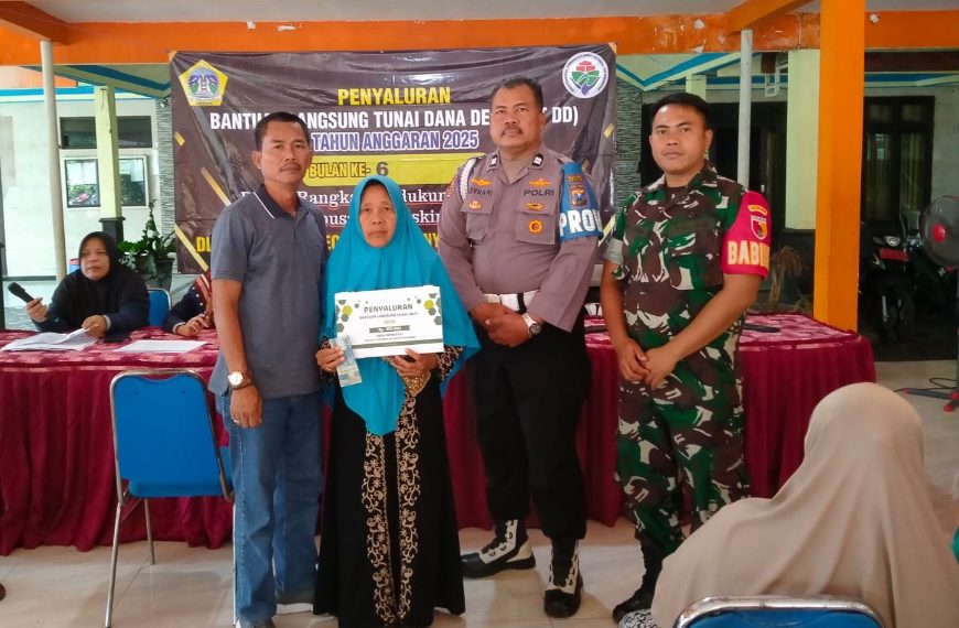 Warga saat menerima BLT DD