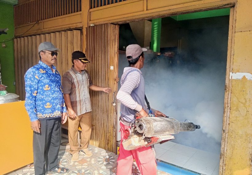 Fogging di rumah warga