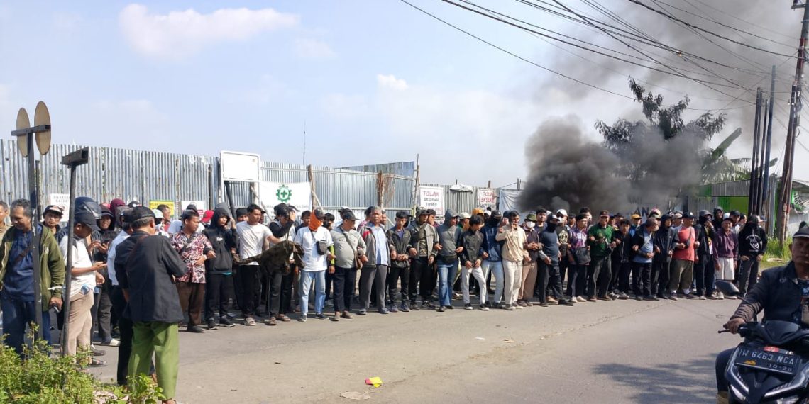 Massa Aliansi Anti Mafia Tanah Kembali Hadang Upaya PN Sidoarjo Eksekusi Lahan 9,8 hektar di Tambakoso Sidoarjo 1 Massa Aliansi Anti Mafia Tanah Jatim kompak upaya eksekusi lahan 9,8 hektar di Tambakoso Sidoarjo. (foto2: hari/bidik.news)