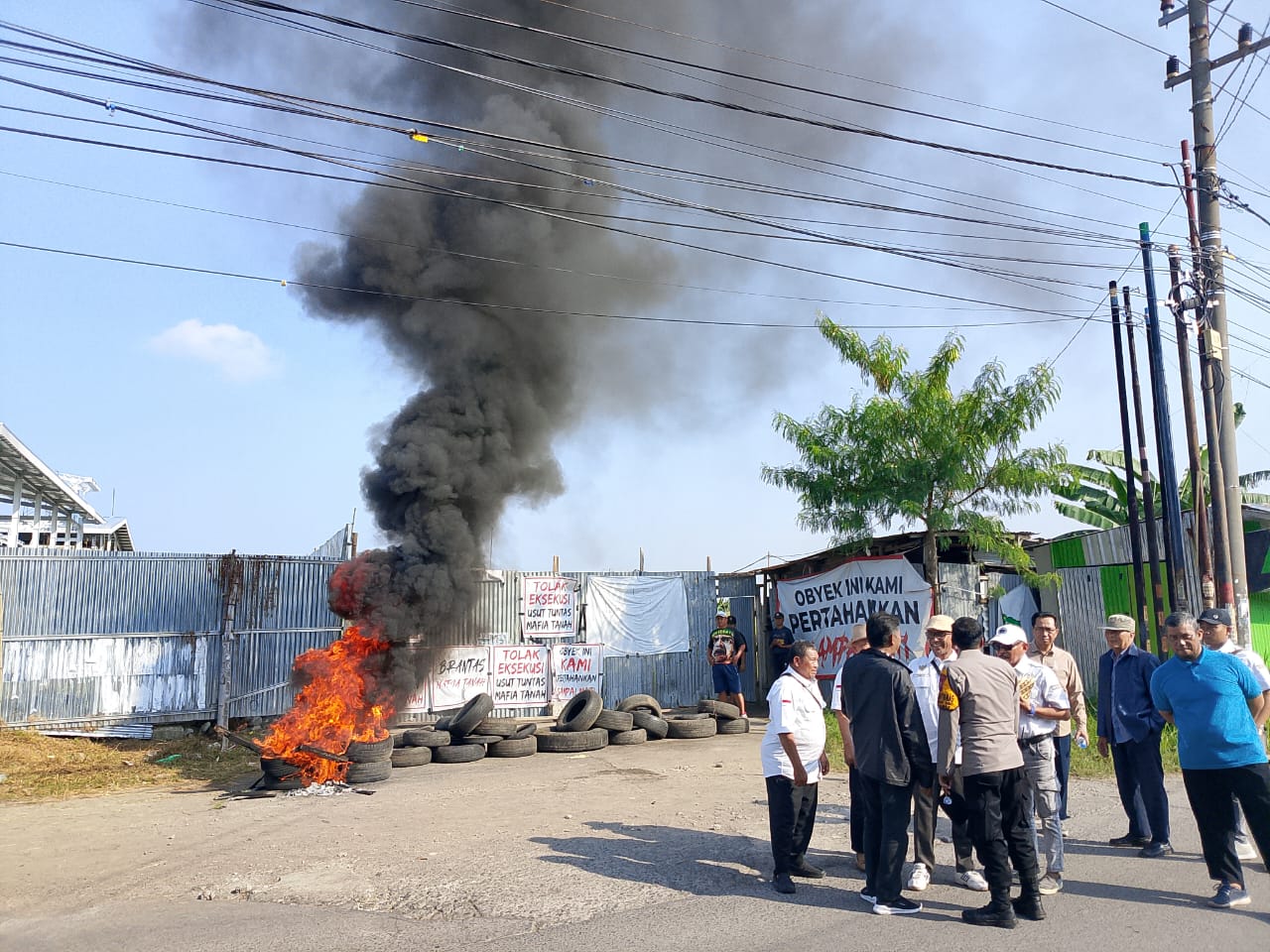 Massa Aliansi Anti Mafia Tanah Kembali Hadang Upaya PN Sidoarjo Eksekusi Lahan 9,8 hektar di Tambakoso Sidoarjo 2 Massa Aliansi Anti Mafia Tanah Kembali Hadang Upaya PN Sidoarjo Eksekusi Lahan 9,8 hektar di Tambakoso Sidoarjo 1