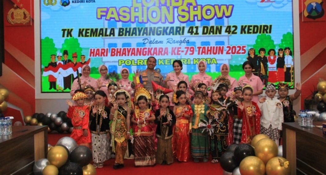 Ceria Anak TK Meriahkan Lomba Fashion Show Hari Bhayangkara ke-79 di Kediri