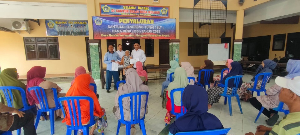 Ringankan Kebutuhan Warga Kurang Mampu, Pemdes Hulaan Salurkan BLT DD pada 58 KPM 1 Sekdes Hulaan dan ketua BPD saat memberikan BLT DD pada warga sebesar Rp300 ribu, Rabu (18/06/2025)