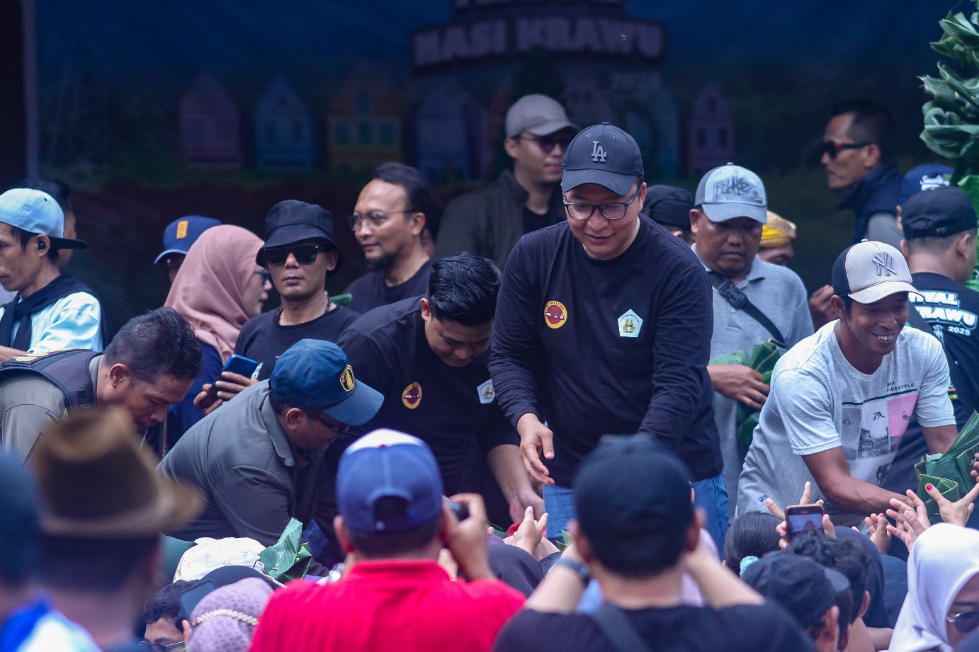 Dipadati Ribuan Warga, Plt Bupati Gresik Apresiasi Kolaborasi KWG Gelar Festival Nasi Krawu di Wagos 3 Dipadati Ribuan Warga, Plt Bupati Gresik Apresiasi Kolaborasi KWG Gelar Festival Nasi Krawu di Wagos 2
