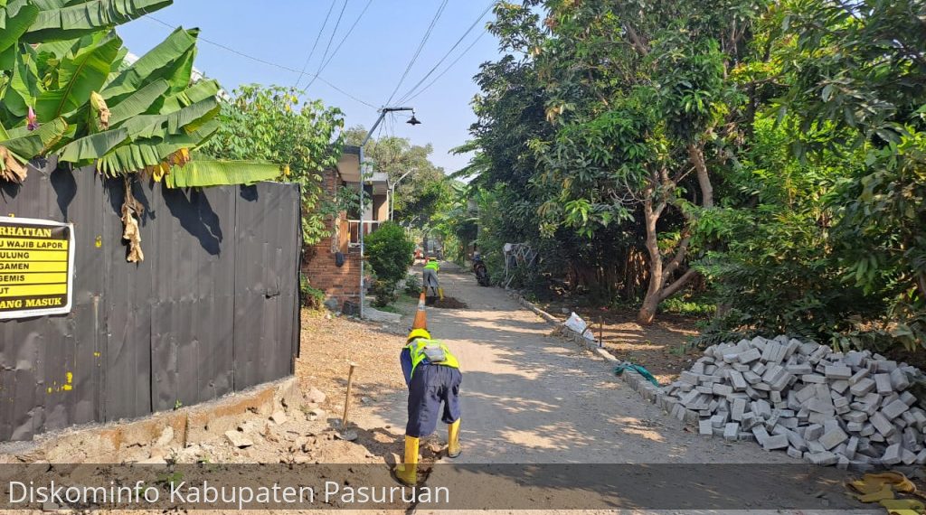 Petugas Perumdam Giri Nawa Tirta saat mengerjakan saluran air minum