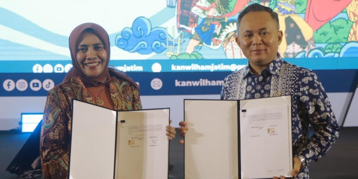 Unitomo & KemenHAM Kerja Sama Penguatan HAM 1 Penandatanganan PKS antara Unitomo dengan KemenHAM. (foto: ist)