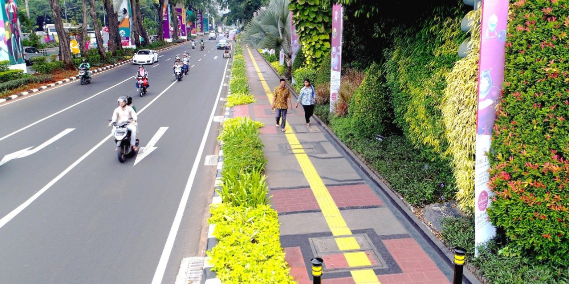 Revitalisasi trotoar di kawasan Senayan GBK, Jakarta, dengan mengaplikasikan produk ThruCrete yang mampu meresapkan air ke dalam tanah pada jalur pejalan kaki. (foto: ist)