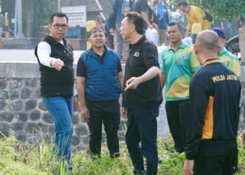 Sambut HUT Bhayangkara Ke 79, Polres Batu Gandeng TNI dan ASN Bersih – Bersih Fasilitas Umum 