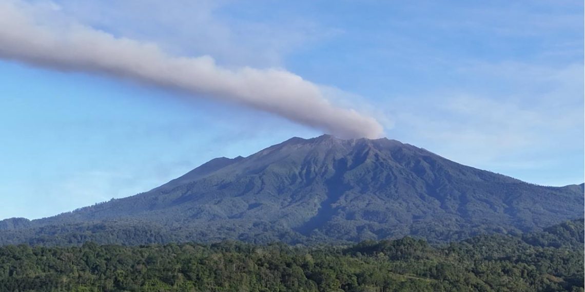 Bupati Ipuk Minta Masyarakat Tetap Tenang Hadapi Erupsi Gunung Raung 1 Gunung Raung erupsi