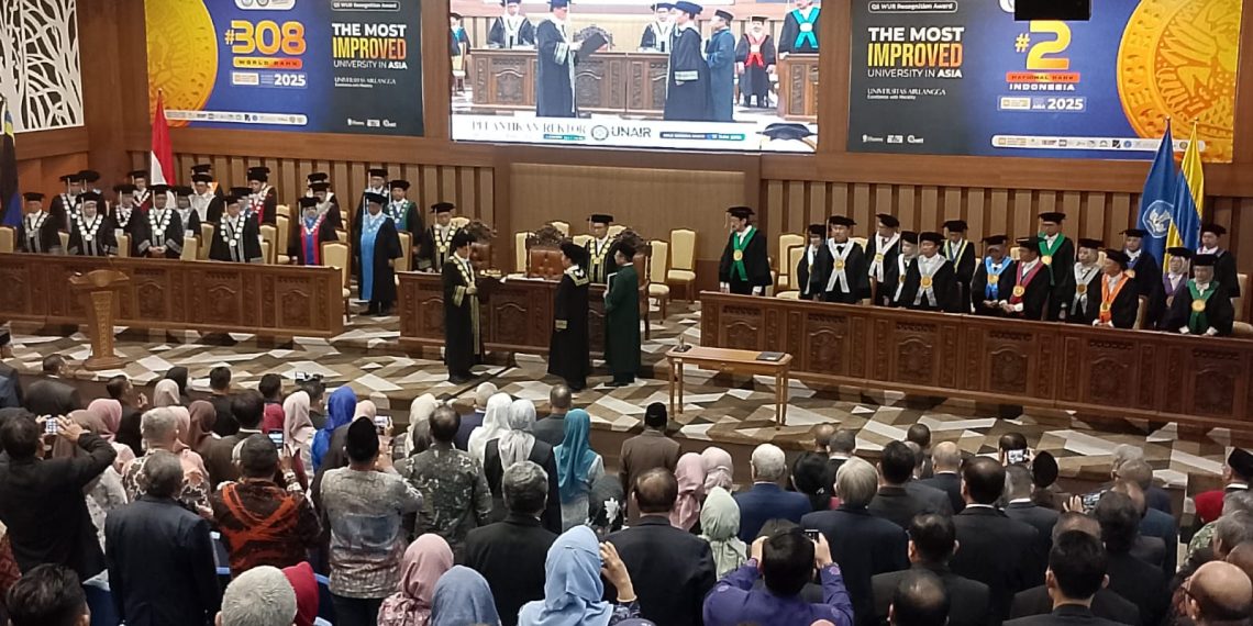 Prosesi pelantikan rektor Unair yang baru. (foto: hari/bidik.news)