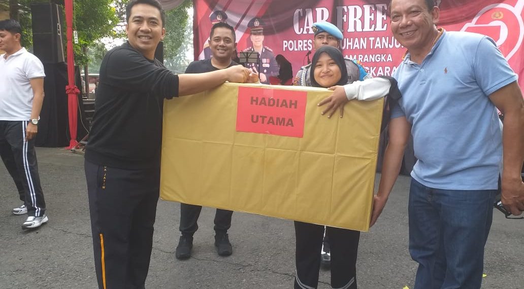 Dalam Rangka Memperingati Hari Bhayangkara Ke 79 Tahun Polres Tahun 2025 Polres Pelabuhan Tanjung Perak Menggelar Bakti Sosial Dan CAR Free Day  Kapolres Pelabuhan Tanjung Perak AKBP Wahyu Hidayat Menyerahkan Hadiah Utama TV LED Kepada Masyarakat