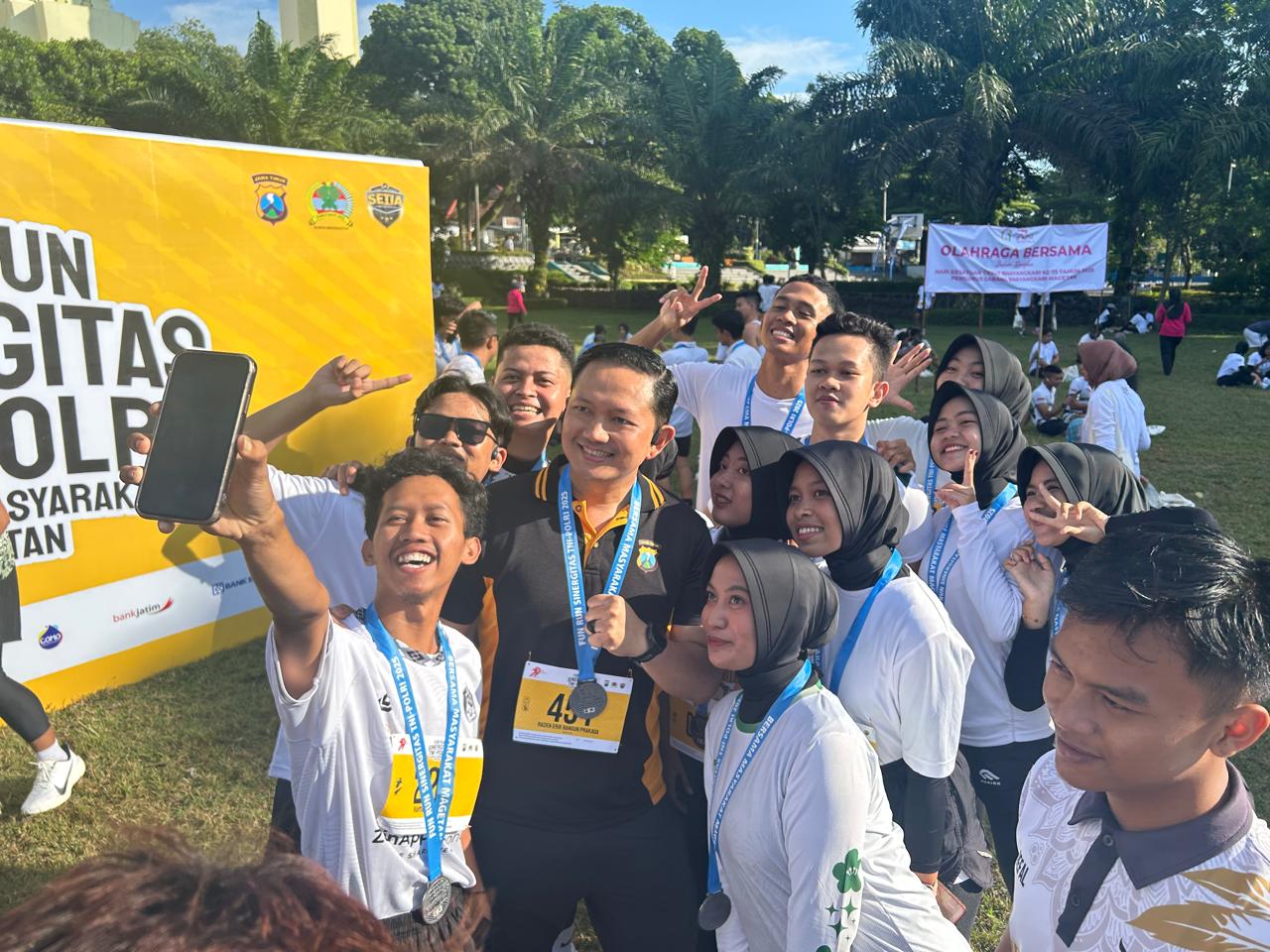 Semarak Fun Run Sinergitas TNI-Polri Bersama Masyarakat Meriahkan Hari Bhayangkara ke-79 di Magetan 2 Semarak Fun Run Sinergitas TNI-Polri Bersama Masyarakat Meriahkan Hari Bhayangkara ke-79 di Magetan 2