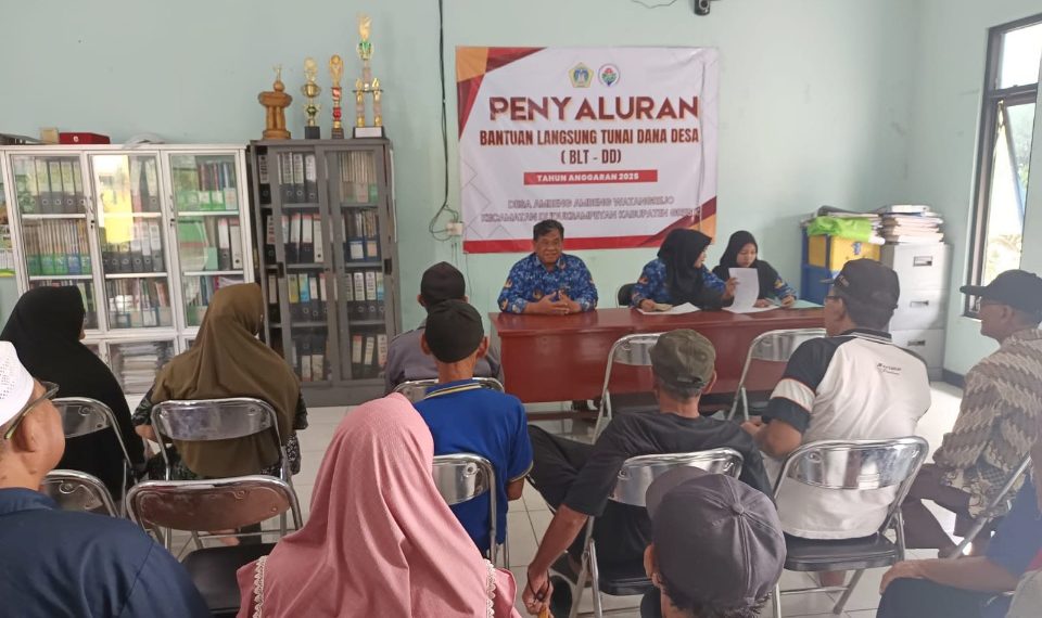 Percepat Hapus Kemiskinan Ekstrim, Pemdes Ambeng-Ambeng Watangrejo Bagikan BLT DD 1