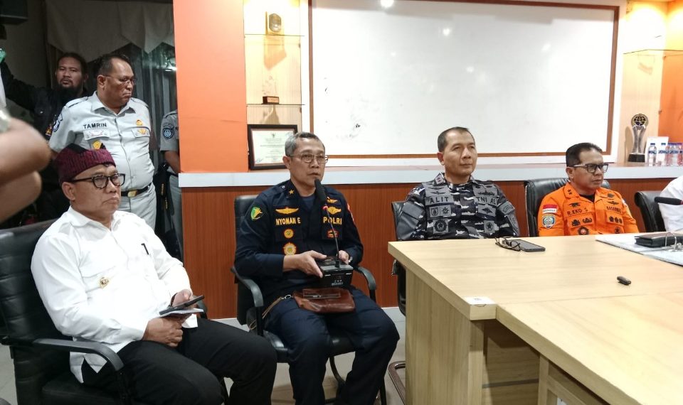 Laksamana Muda TNI Ribut Eko Suyatno didampingi Wabup Mujiono saat rapkor bersama tim gabungan