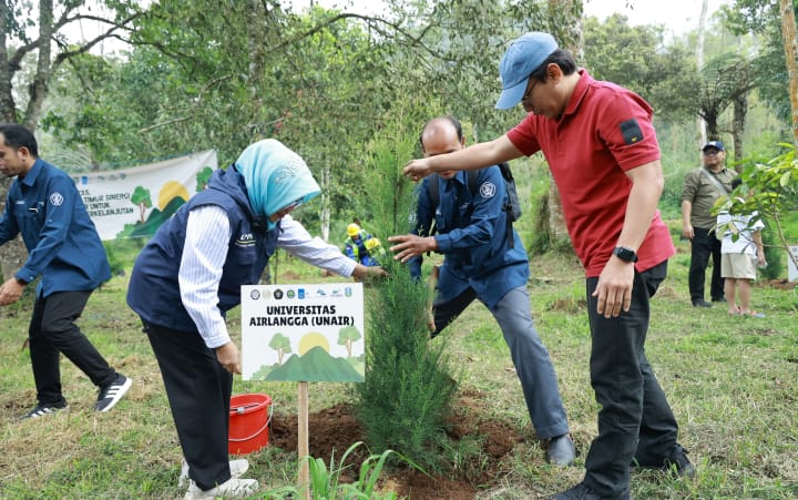 Unair & 4 PTN-BH Tanam Pohon di Hulu Brantas Dukung Konservasi Air