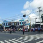 Ratusan Polisi Kawal dan Amankan Etape Pertama Tour de Banyuwangi Ijen 2025 Personel Polresta Banyuwangi siaga amankan jalannya etape pertama TdBI 2025