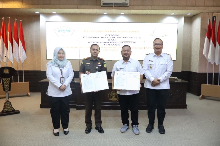 Gandeng Kejari, Pemda Gresik Tanda Tangani MoU Penanganan Hukum Perdata dan TUN Serta Pengembalian Aset 1 Bupati Gresik saat menanda tangani MoU penanganan hukum dan TUN dengan Kejari Gresik