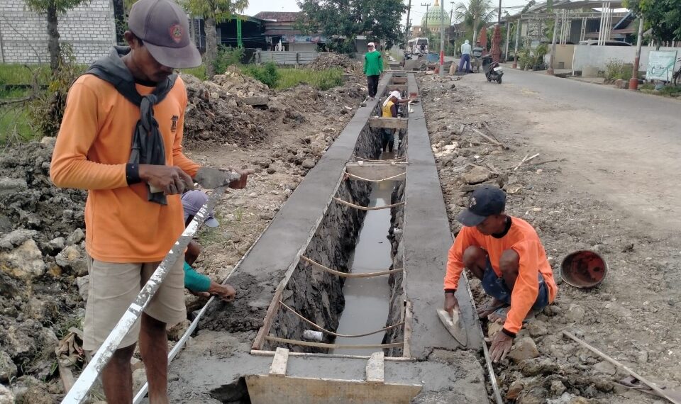 Pekerja saat membangun drainese di desa Dapet