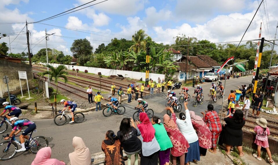 Antusias dan sorak sorai warga Banyuwangi saat gelaran TdBI 2025 (Ist)