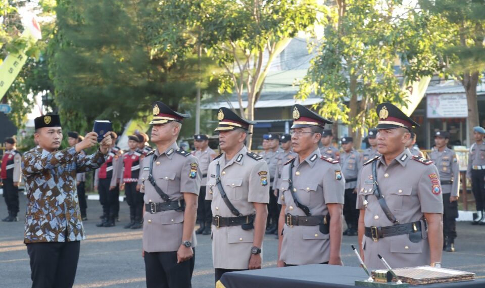 Kapolres Sampang Pimpin Sertijab Kabag SDM, Kabag Log, Kapolsek Jrengik dan Kapolsek Banyuates