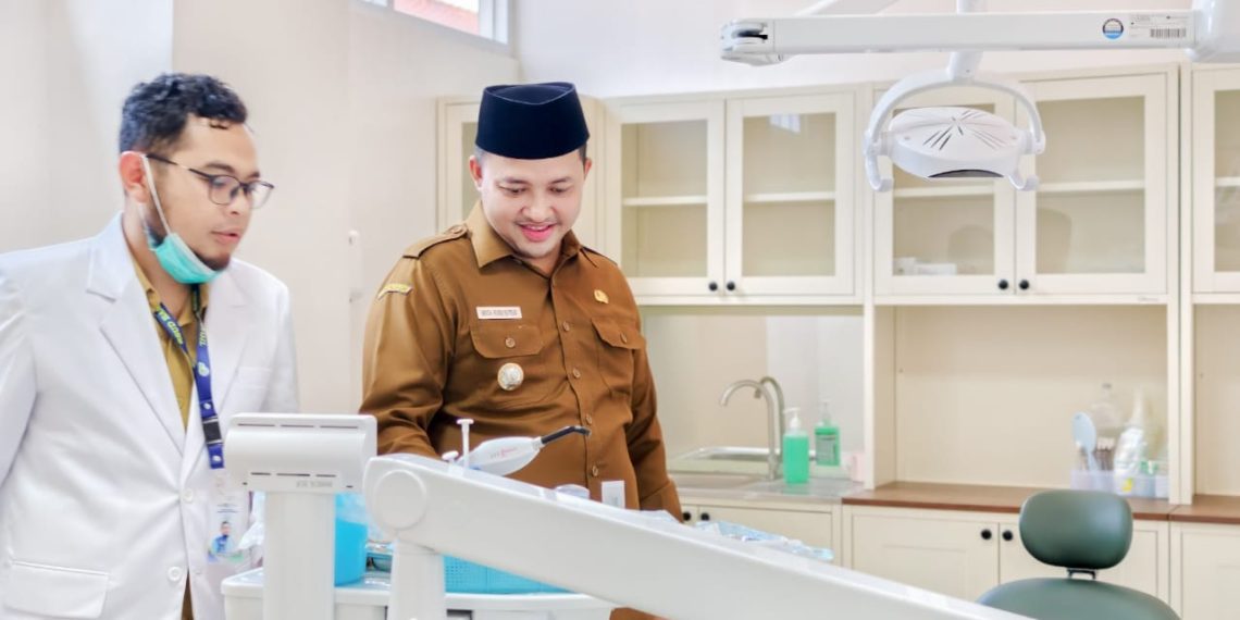 Bupati Pasuruan, HM Rusdi Sutejo saat meninjau fasilitas layanan klinik gigi terpadu RSUD Bangil, seusai peresmian