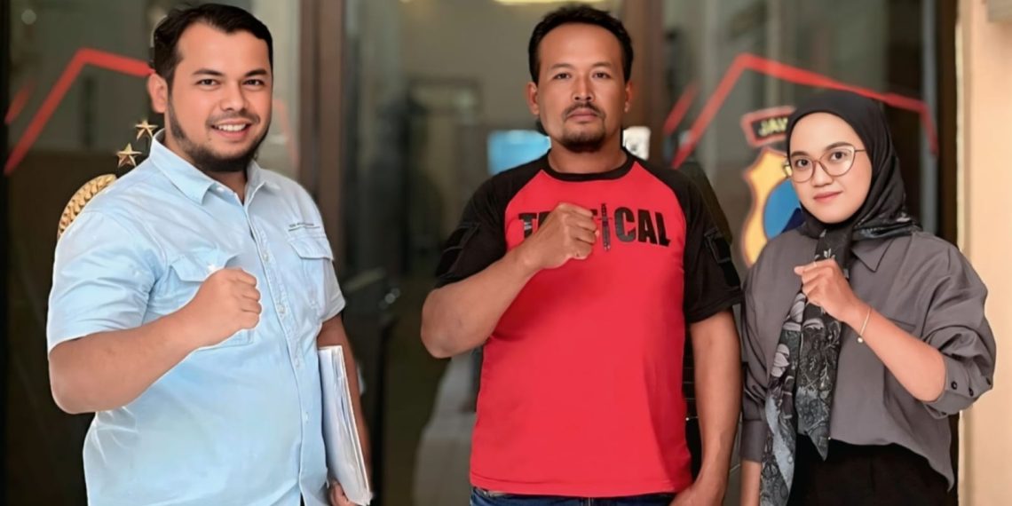 Saat di Polres Batu ,Hendra Siagian,Suliono (Pelapor) dan Ifa Al Mukaromah.(Is)