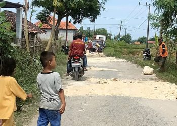 Warga Pengongsean Gotong Royong Perbaiki Jalan Rusak Menuju Desa Kanjer, Sampang