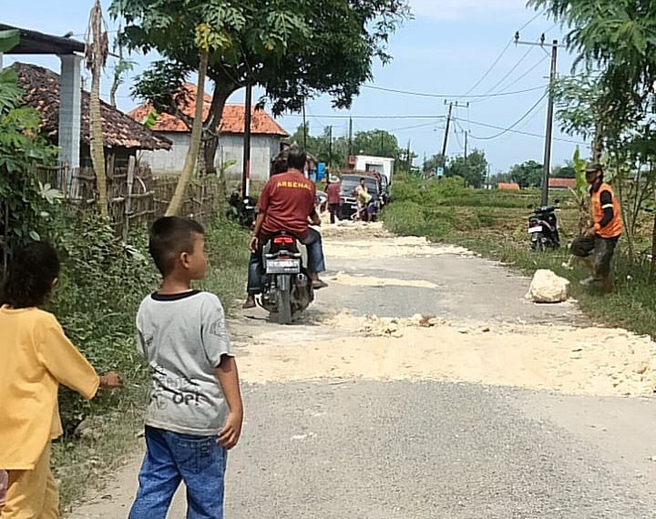 Warga Pengongsean Gotong Royong Perbaiki Jalan Rusak Menuju Desa Kanjer, Sampang