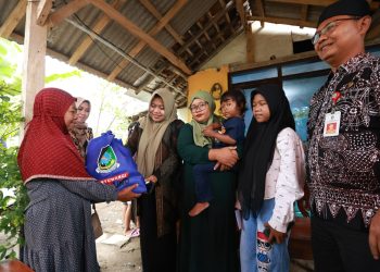 Bupati Ipuk Pastikan Fokus Penanganan Keluarga Korban KMP Tuni Pratama Jaya 10 Bupati Ipuk