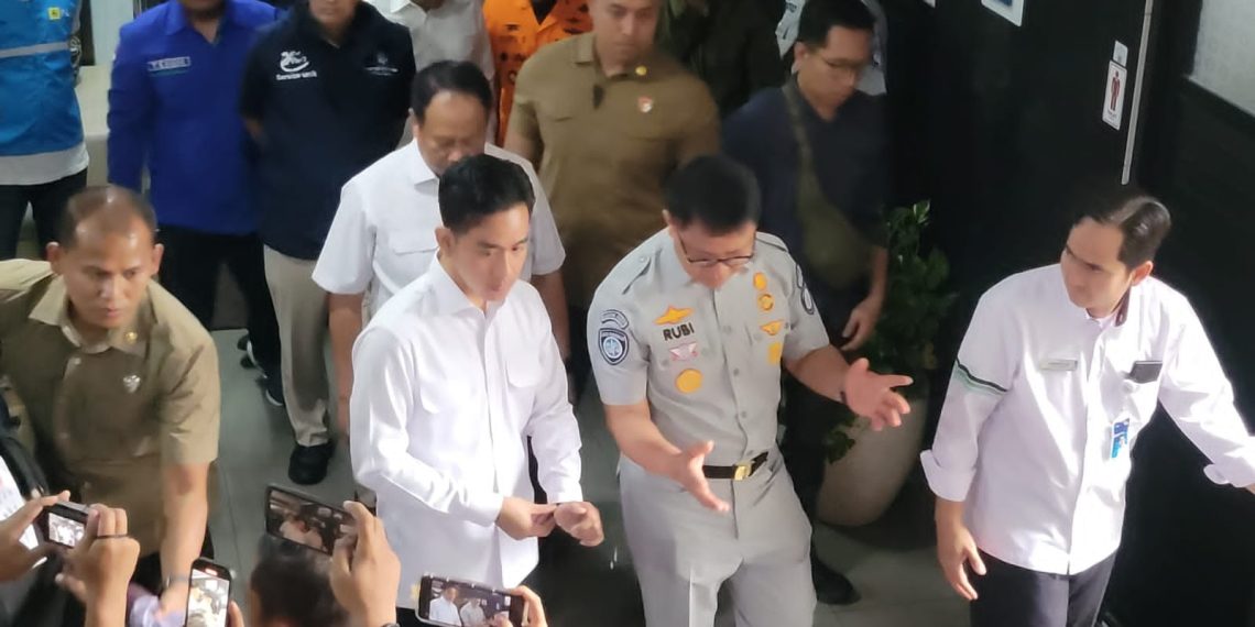Wapres Gibran bersama Plt. Direktur Utama PT Jasa Raharja, Rubi Handojo saat mengunjungi korban di Pelabuhan ASDP Ketapang
