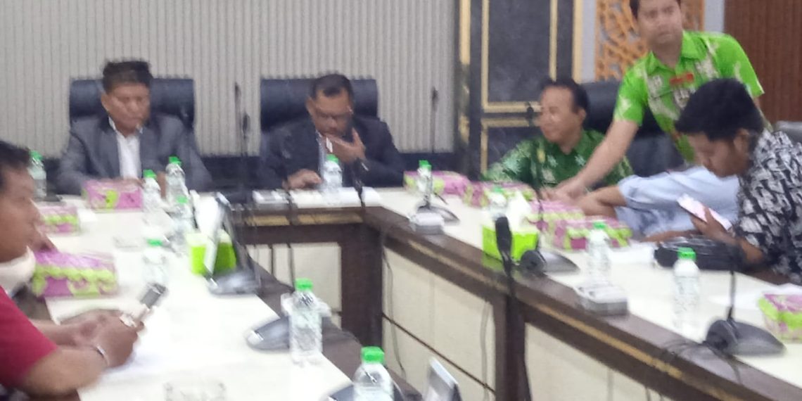 Ketua DPRD Kabupaten Pasuruan, Samsul Hidayat didampingi Rudy Hartono dan Kepala Sekretariat Dewan Eddy Supriyanto saat jumpa pers, Kamis siang ini.
